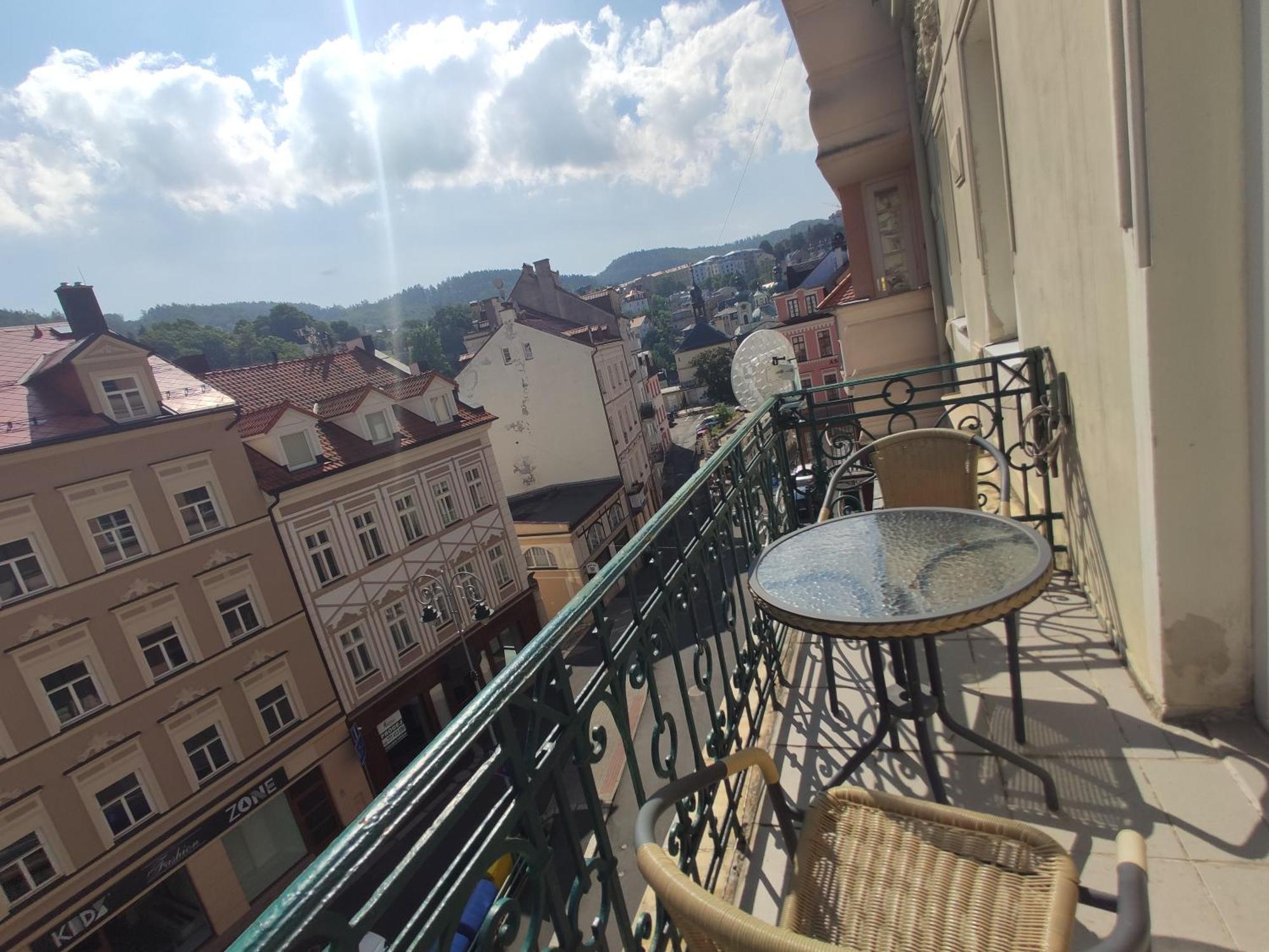 Apartman 63M2 S Balkonem V Lazenskem Centru Карлови Вари Екстериор снимка